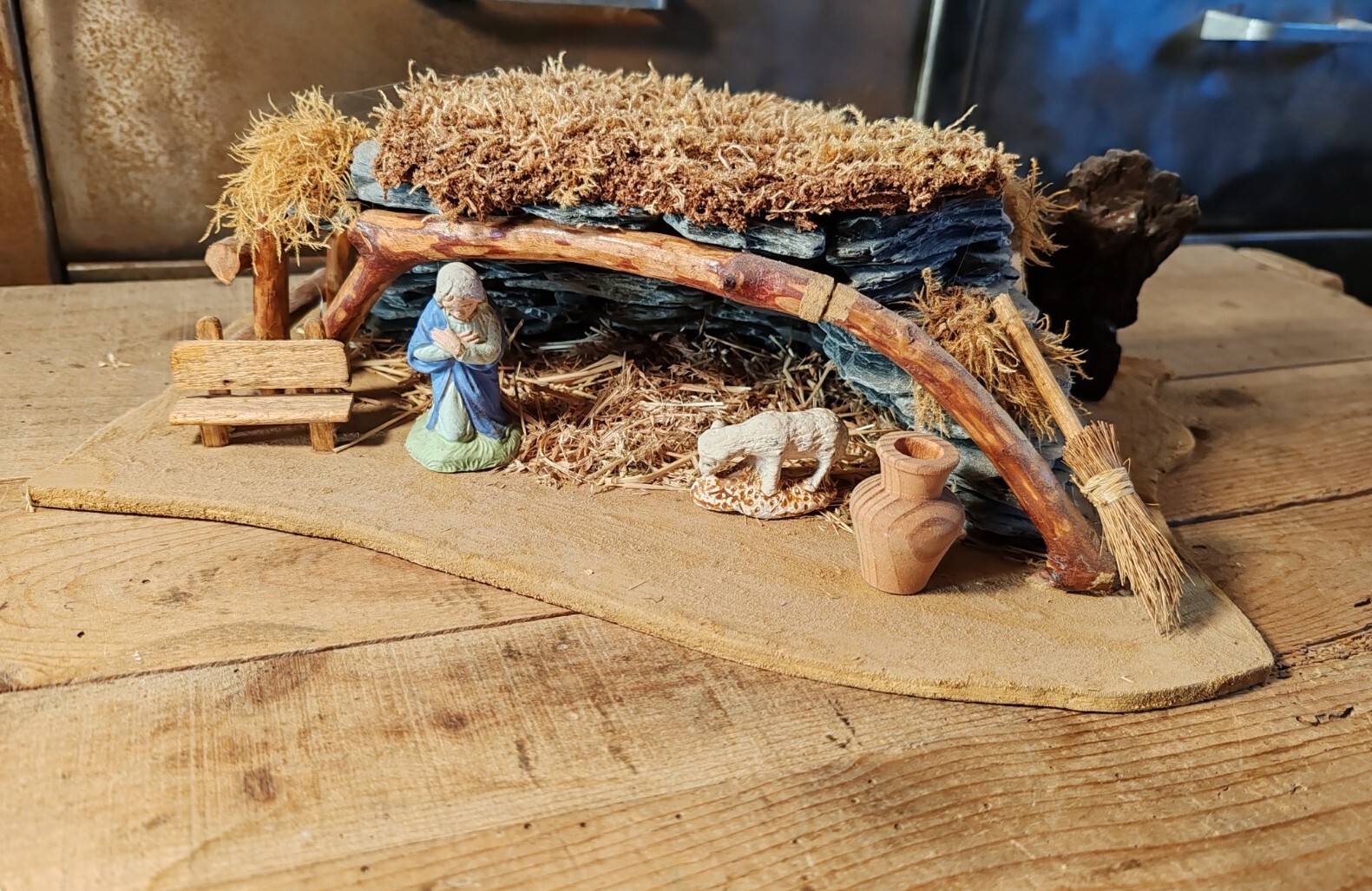 Crèche de Noël artisanale pour raviver les souvenirs d'enfance et les traditions familiales