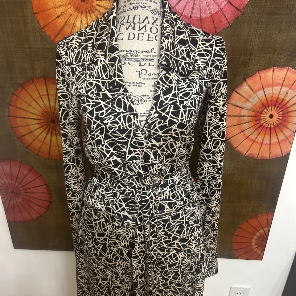 Vestido envolvente 100 % seda Diane von Furstenberg con raro patrón de firma “Diane” talla 4 Foto 3 de 4