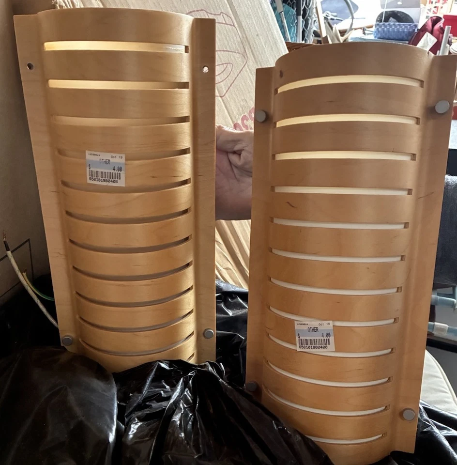 Par de apliques de pared de madera - Lámparas cableadas de diseño moderno de listones Foto 2 de 2