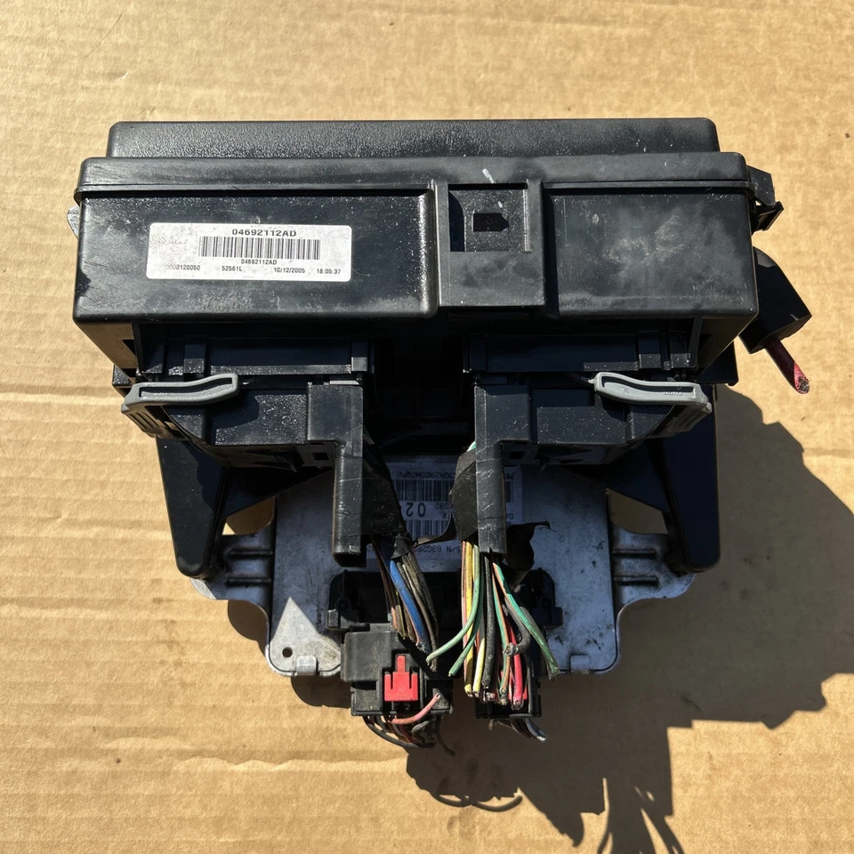 Dodge Durango Tipm 2006 06 distribución de energía caja de relé de fusibles 04692112AD Foto 2 de 4