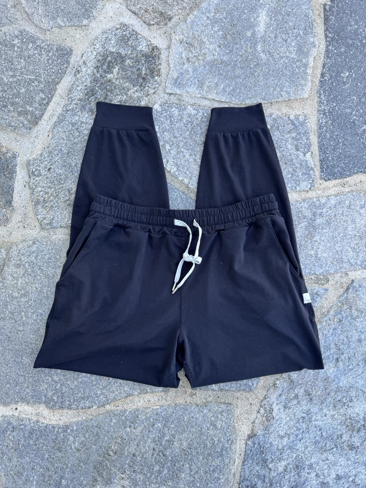 Vuori Black Drawstring Tie Performance Jogger Pan… - image 1