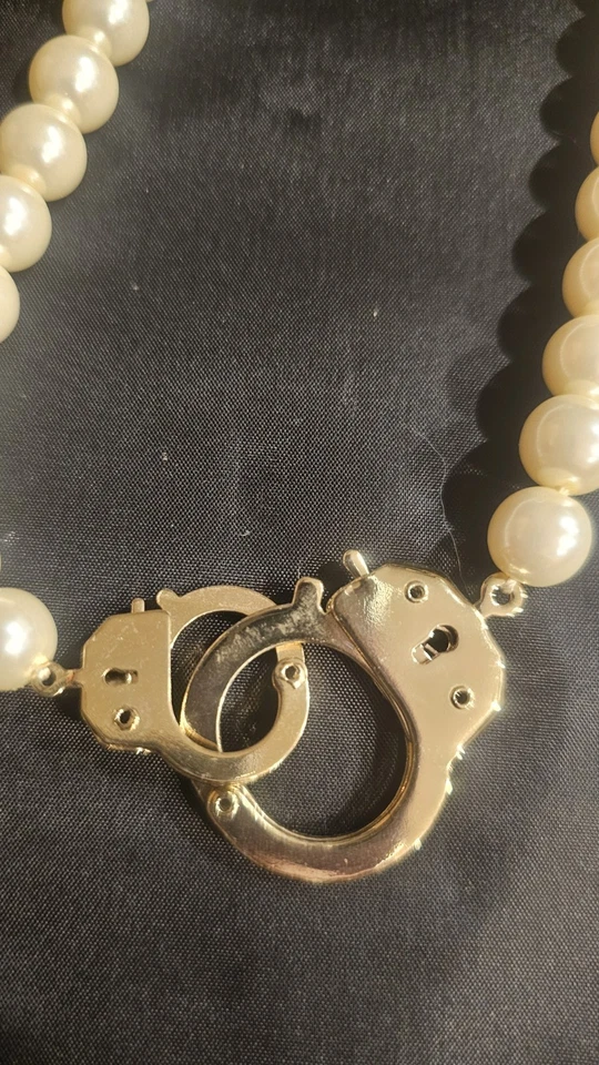 Collar Forever 21 perlas y esposas Foto 3 de 4