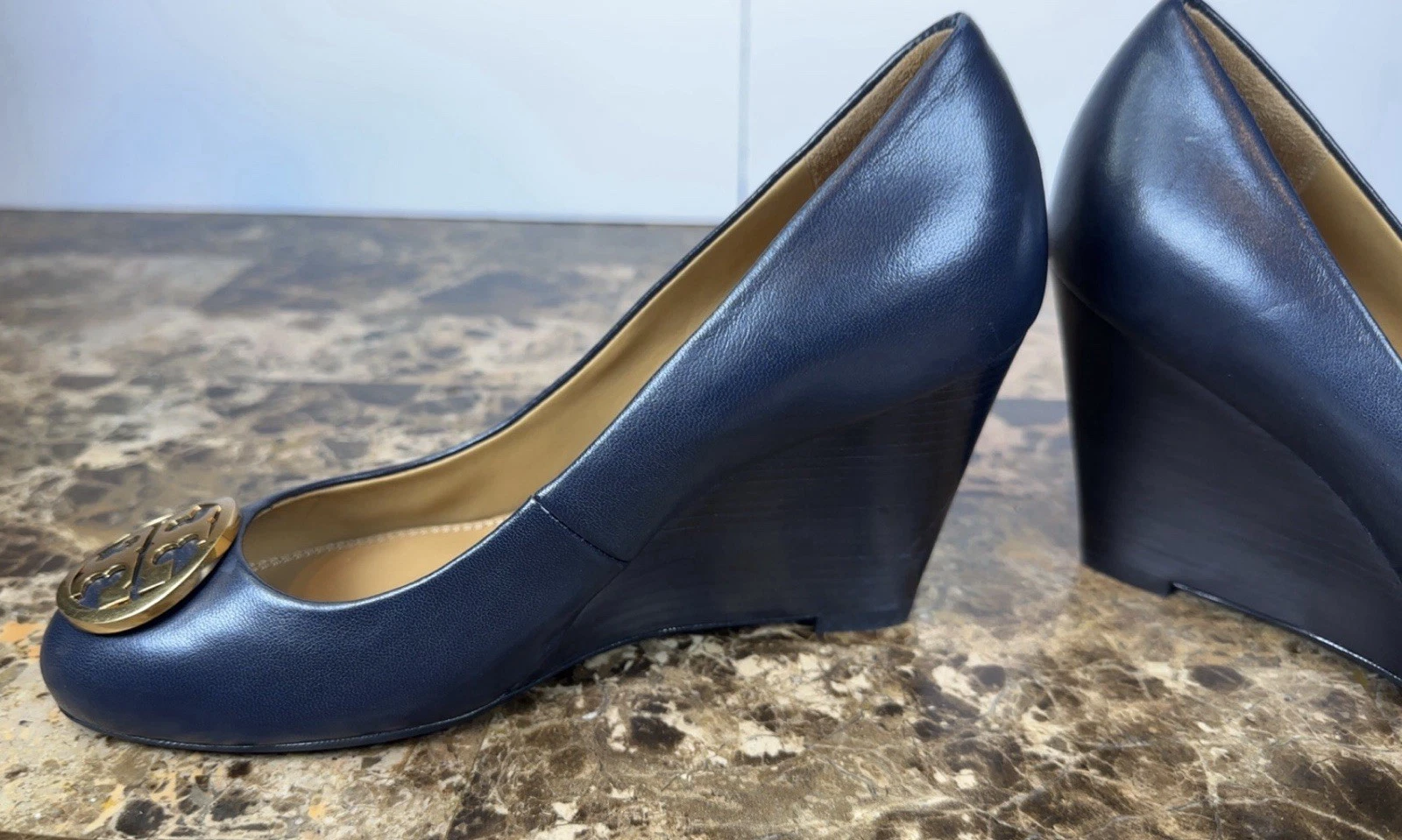 Tory Burch decolte con tacco a blocco in pelle blu navy logo T