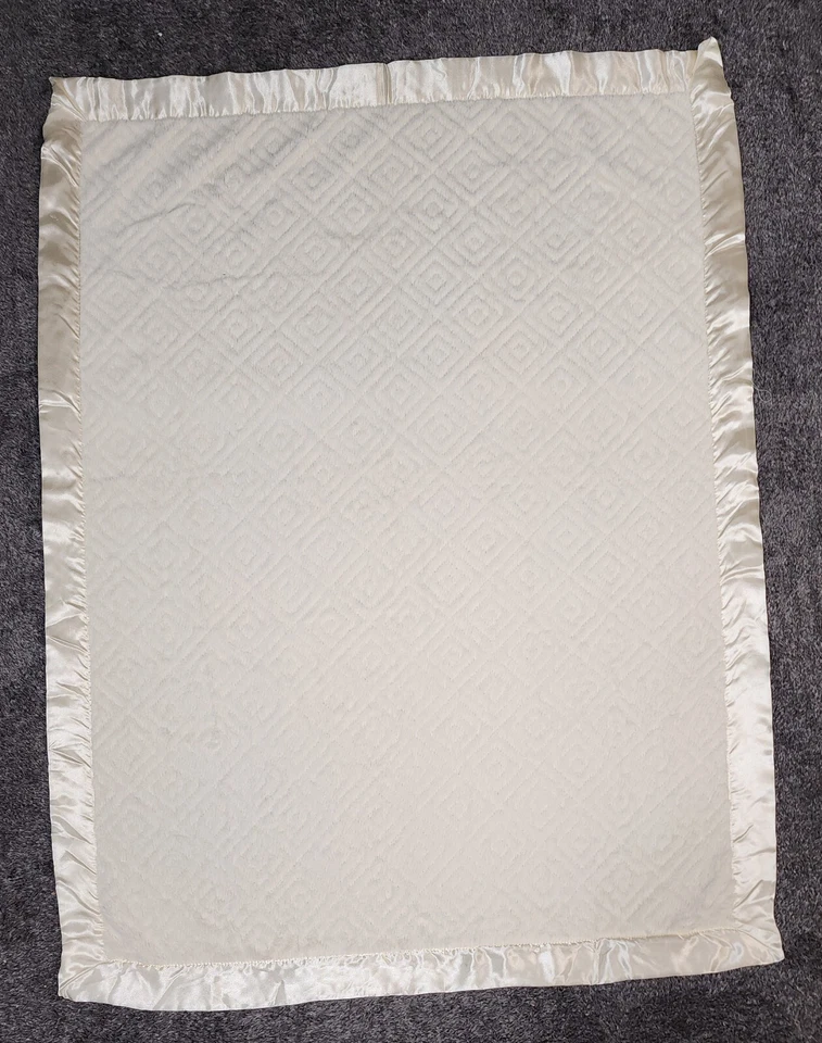 Cobertor de bebê Koala Baby 2011 bege lã acabamento acetinado design quadrado em relevo - Imagem 2 de 4