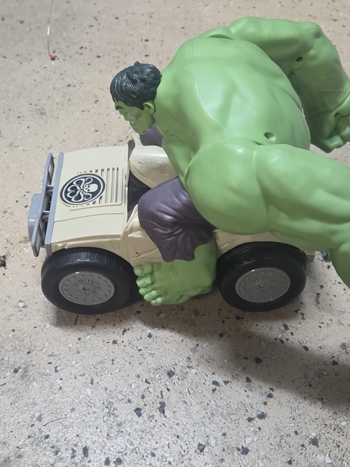 Jakks Marvel Avengers XPV Remote Control Hulk Smash RC Truck Tested And Working! - Image 4 of 4
