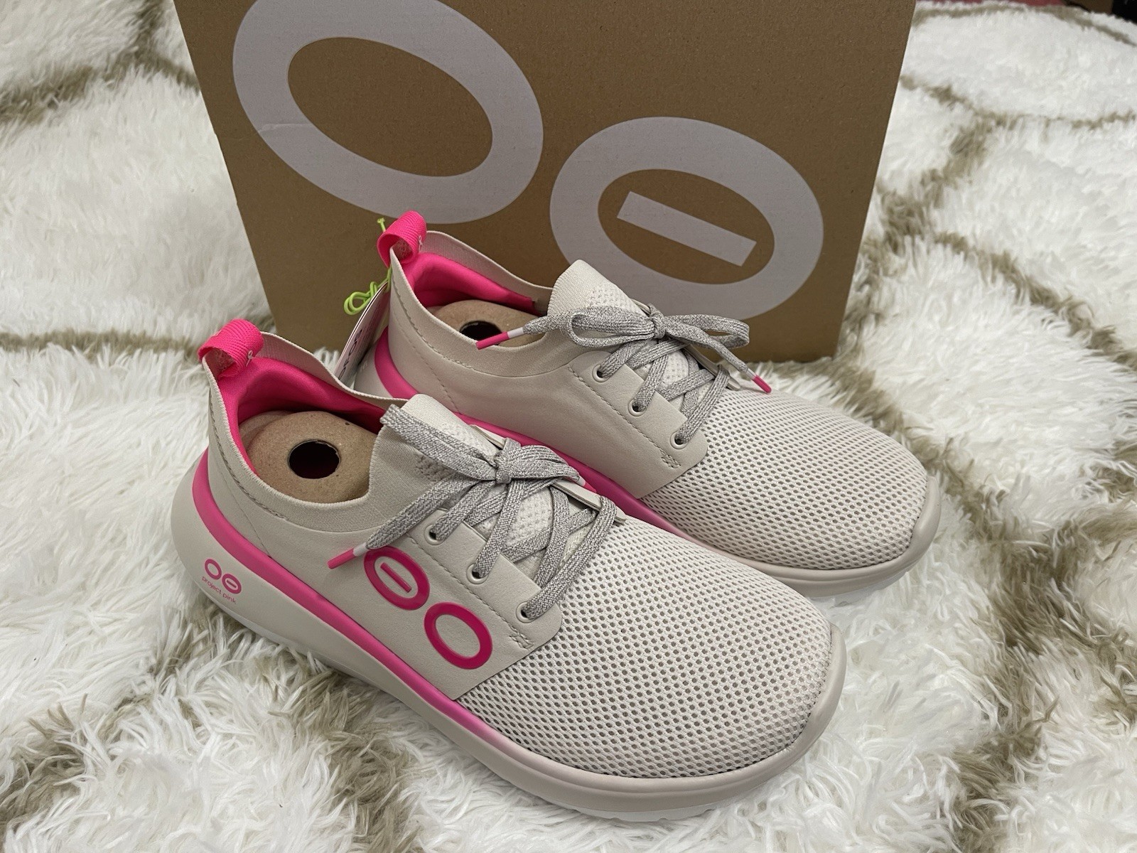 *Brand New* Women's Size 8 Oofos OOmy Stride Casual Revoery Shoe -Project Pink