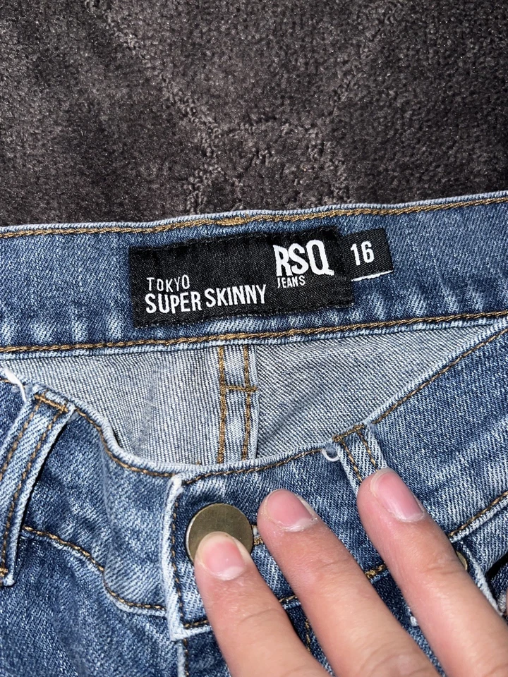 RSQ 牛仔裤男孩尺寸 16 (28x28) 黑色东京超紧身浅洗 3D 设计  — 第 2/4 张图片