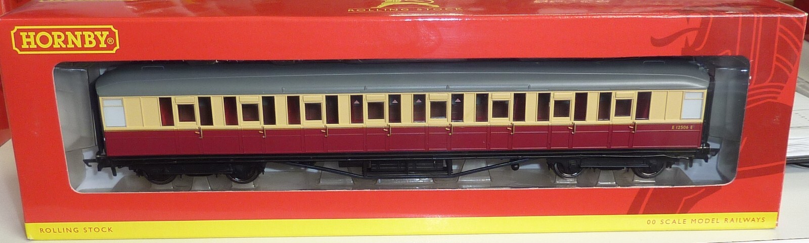 HORNBY R4180  BR 61ft 6in CORRIDOR 3rd CLASS COACH ""E12506E"" BOXED (Pre Owned)