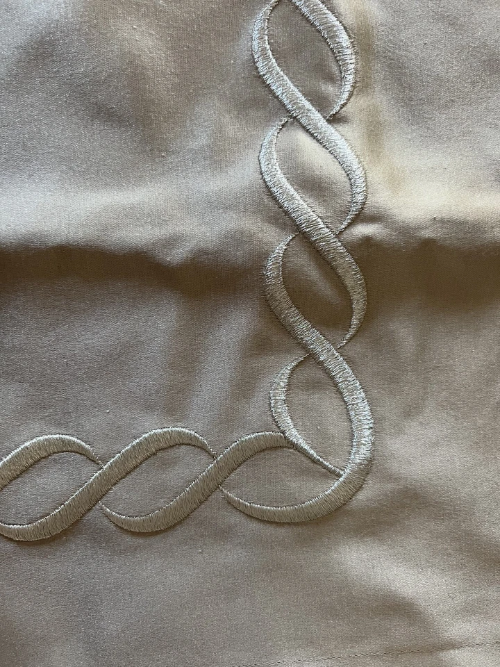 $4120 NUEVO EDREDÓN PRATESI QUEEN + 2 FUNDAS QUEEN ~ PUNTO DE CADENA BORDADO + BONIFICACIÓN Foto 3 de 4