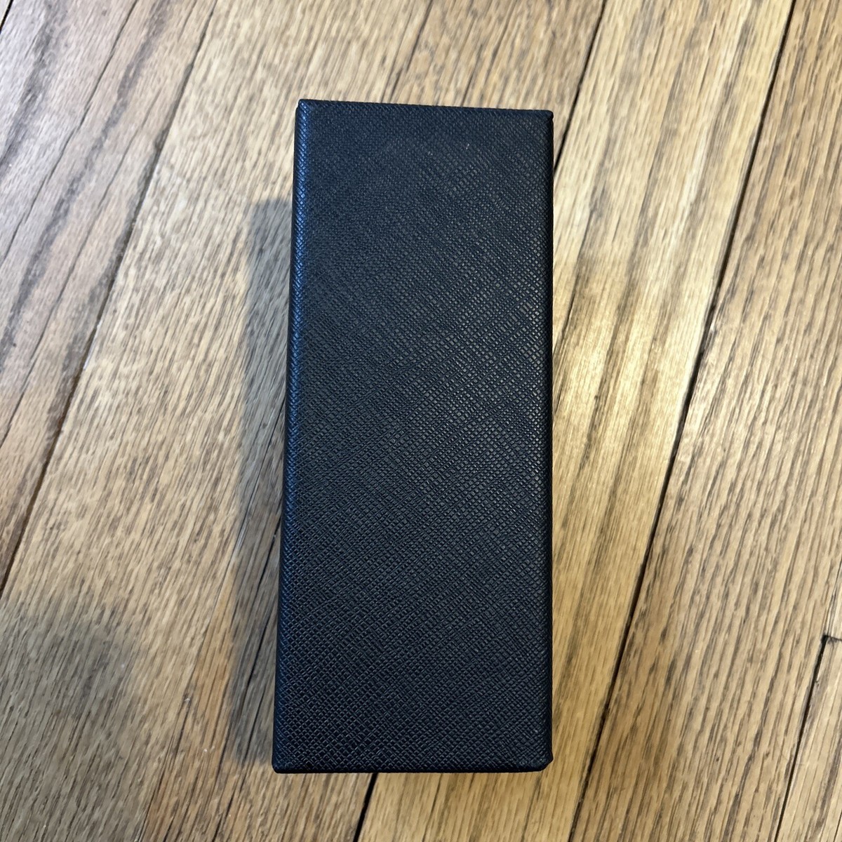 Hard protective sunglasses box case with magnetic closure