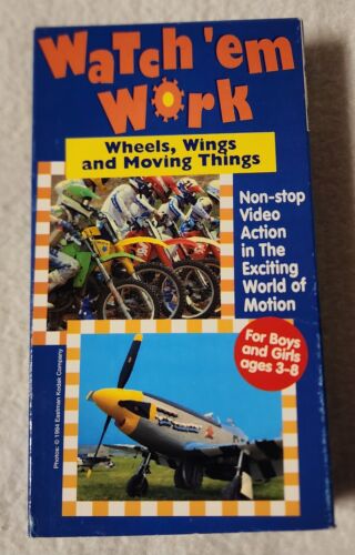 Watch em Work WHEELS WINGS MOVING THINGS Trucks Planes Boats VHS Video Tape 1994 - Afbeelding 1 van 2