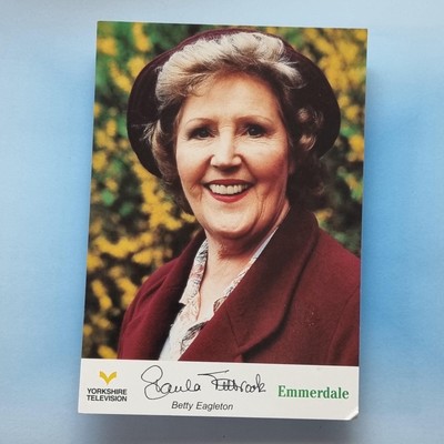 Emmerdale Cast Karte C1995 Faksimile signiert Betty Eagleton Schauspieler Paula Tilbrook