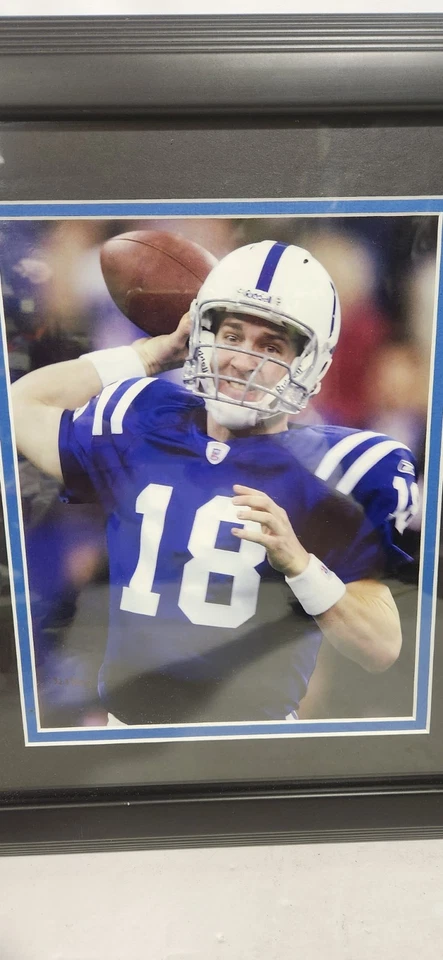 带框图片 Peyton Manning 2004 第 49 次达阵传球带游戏球。 — 第 3/4 张图片