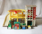 Vintage Fisher Price #930 Parking Ramp Service Center Action Garage.