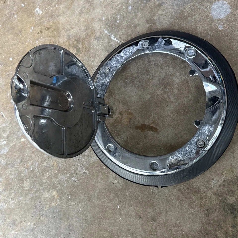 Tapa del tanque de combustible de gasolina Hummer H3 2006-2010 moldura de puerta cromada OEM (defectos cosméticos) Foto 4 de 4