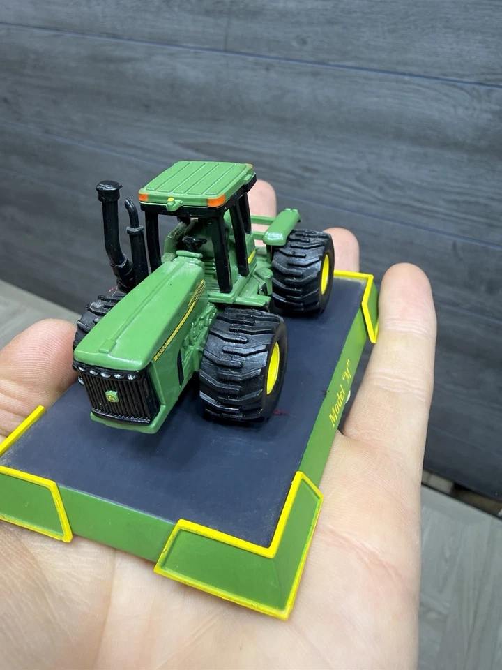 john deere danbury mint 9520 Miniature Toy Tractor + Magnetic Base - Image 2 of 4