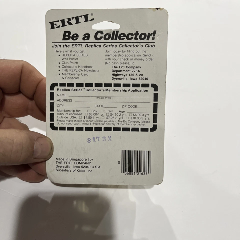 ERTL #1622 MASSEY-FERGUSON 1/64 Scale Die-Cast Tractor w/Cab In Package - Image 3 of 4