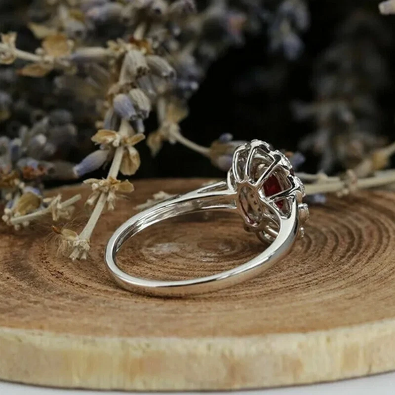 Anillo de compromiso para mujer con halo de granate rojo corte ovalado de 2,20 quilates acabado en oro blanco de 14 quilates Foto 2 de 4