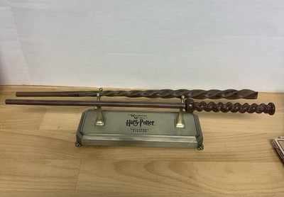 Universal Studios Harry Potter - 2 Interactive Wands Stand And Maps