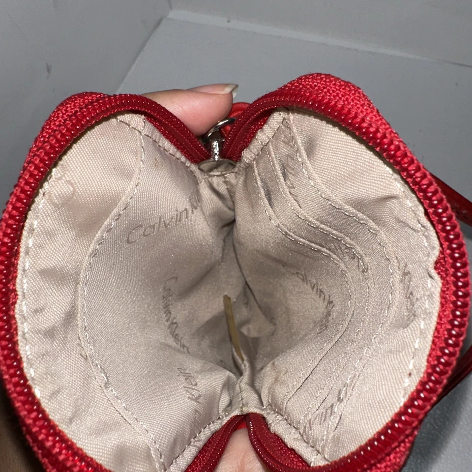 Cartera de muñeca de cuero rojo Calvin Klein Foto 3 de 4