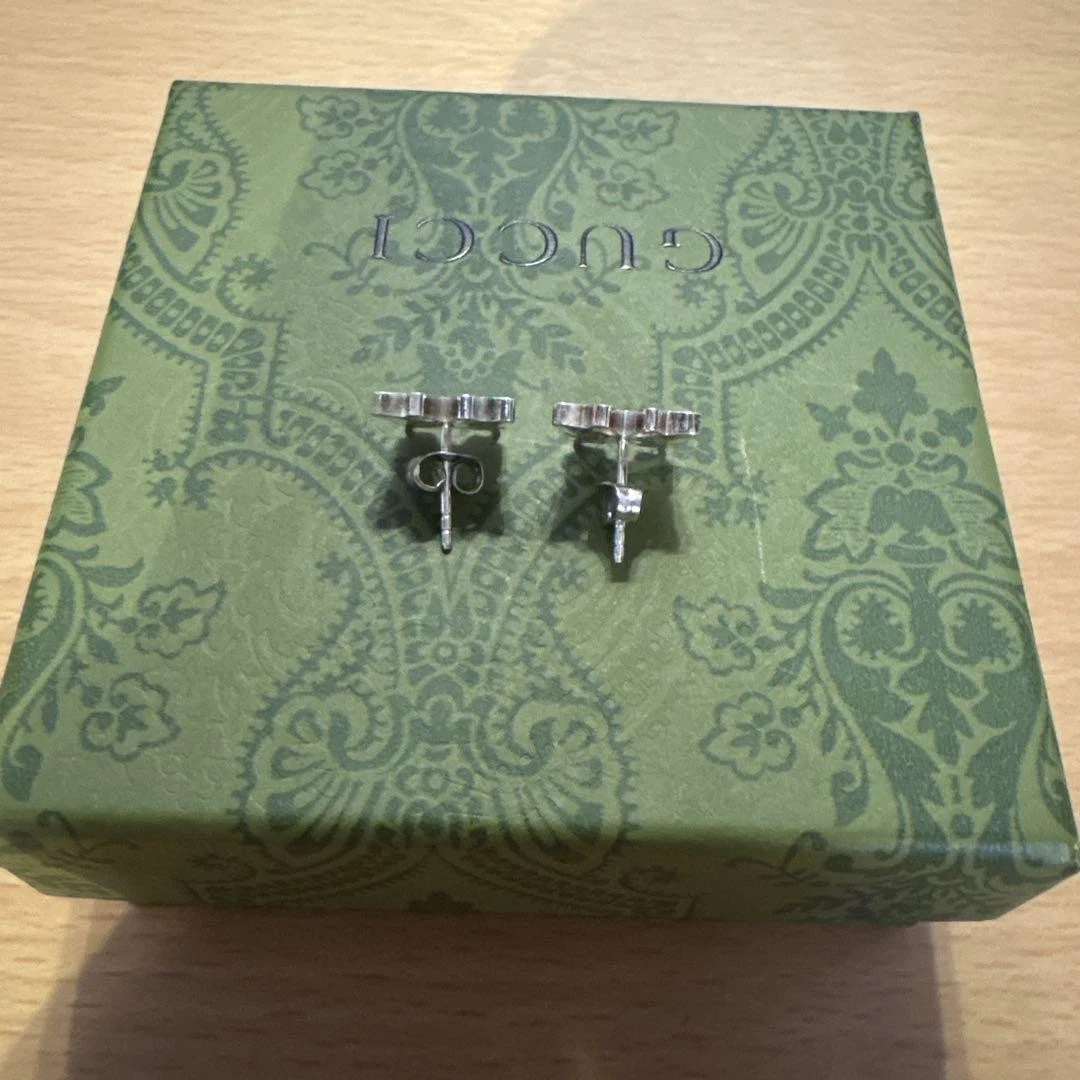 Boucles d'oreilles GUCCI argent type clous motif papillon logo gravé en boîte accessoires