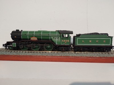 Bachmann (OO) 31-560 V2 Class 4806 'GREEN HOWARD' LNER Darlington Green.