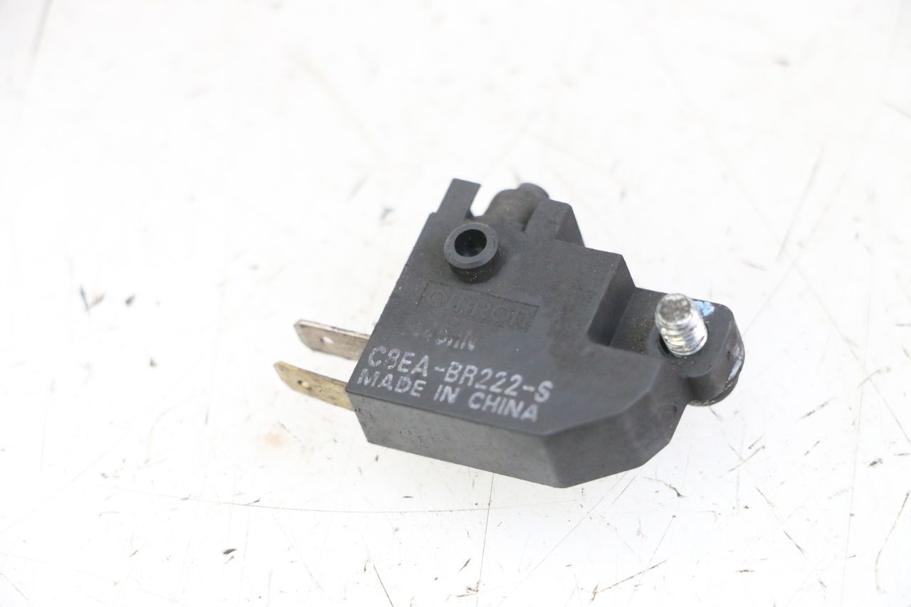 LUZ FRENO INTERRUPTOR DERECHA - SUZUKI BURGMAN 125 (2015 - 2017)