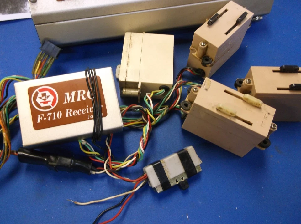 Vintage MRC F-710 5 Channel 27 MEG. Digital Proportional R/C Control SYSTEM - Image 4 of 4