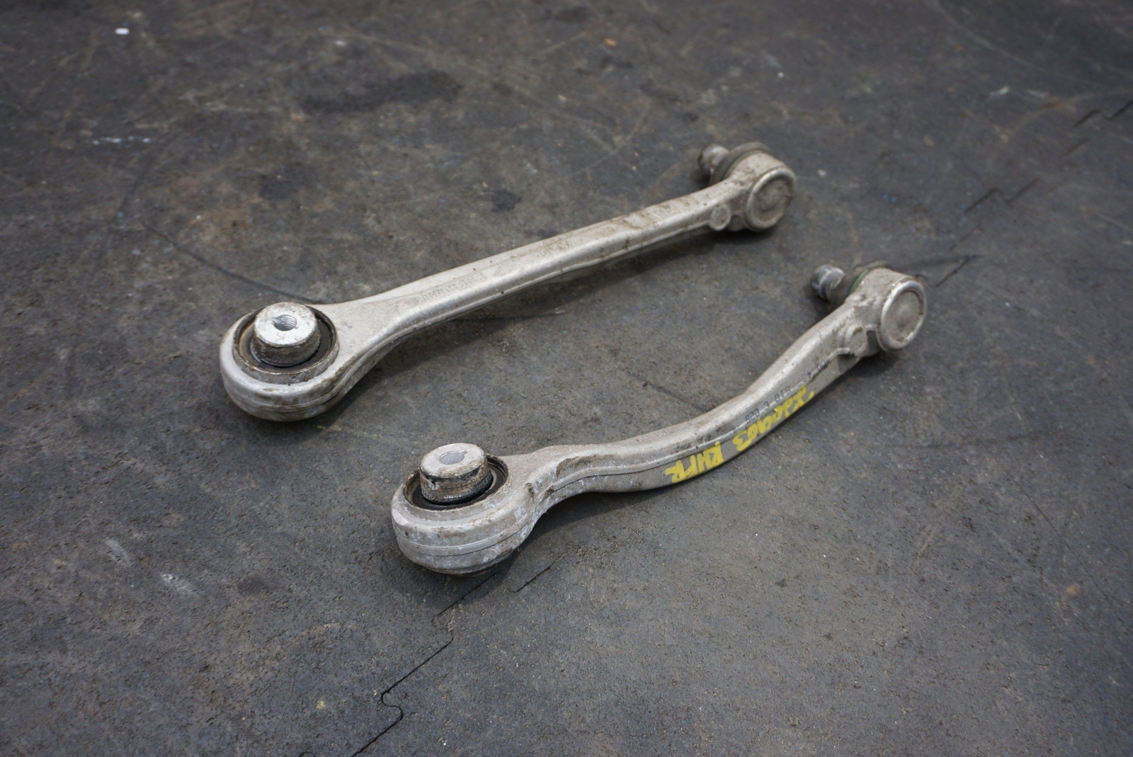 Set Front Right Upper Forward & Rearward Control Arm 4M0407506 Bentley Bentayga