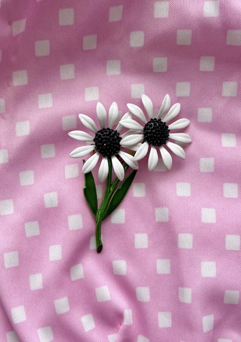 Beautiful  Vintage Enamel Flower Brooch Pin