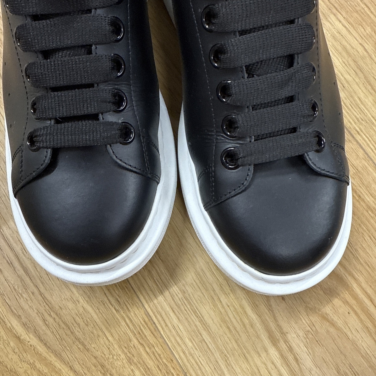 SAOLA Alexander McQueen scarpe da ginnastica uomo nere pelle suola bianca UK 7 EU 40