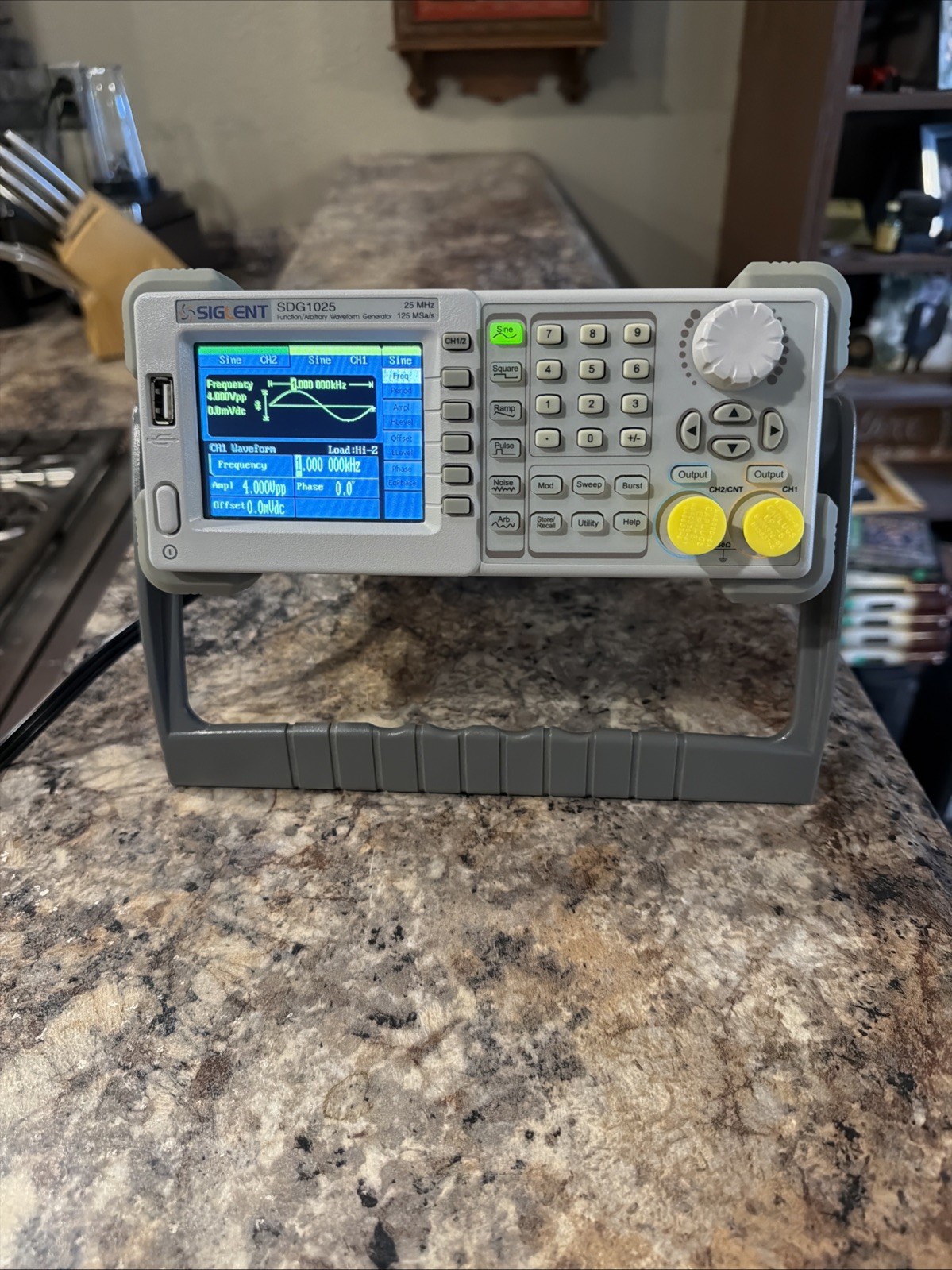 SIGLENT SDG1025/25MHz Function/Arbitrary Waveform Generator -125 MSA/S LIKE N3W!