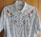 Sportlich schicke Bluse von Basler Gr. 44 kariert mit aufgestickten Blumen