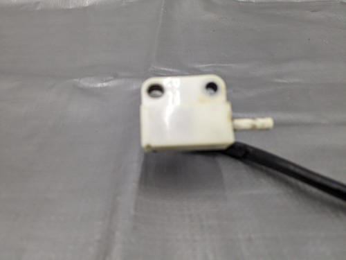 Interruptor de seguridad recortado pedal embrague OEM FB01-66-4D0 1990-2005 Mazda Miata MX-5 FB01-66-4D0 - Imagen 3 de 4
