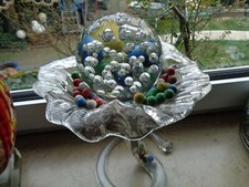  Große Glasvase mit Tonmurmeln und Briefbeschwerer als Dekoration