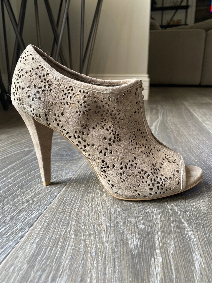 Mujeres BCBGirls 8.5 Botines Gamuza Punta abierta Corte Láser Tacón Alto Botas Tostadas Foto 2 de 4