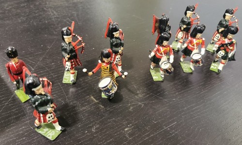 Britains Soldiers Regiments of all Nations - Scottish Bag Pipe Band Figures - Picture 4 of 8