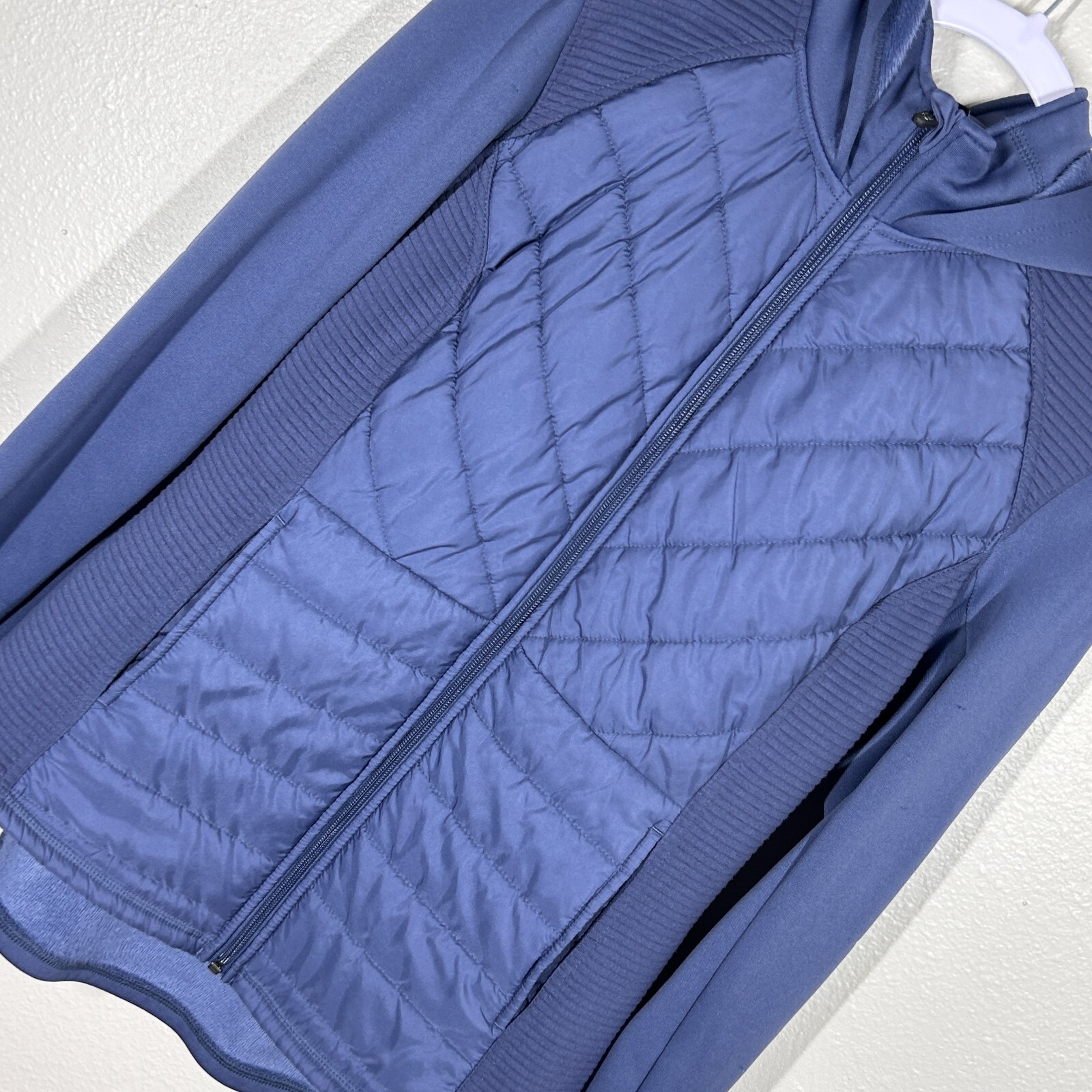 Giacca donna Fila Sport con cappuccio e zip blu medio pannelli trapuntati fori pollice