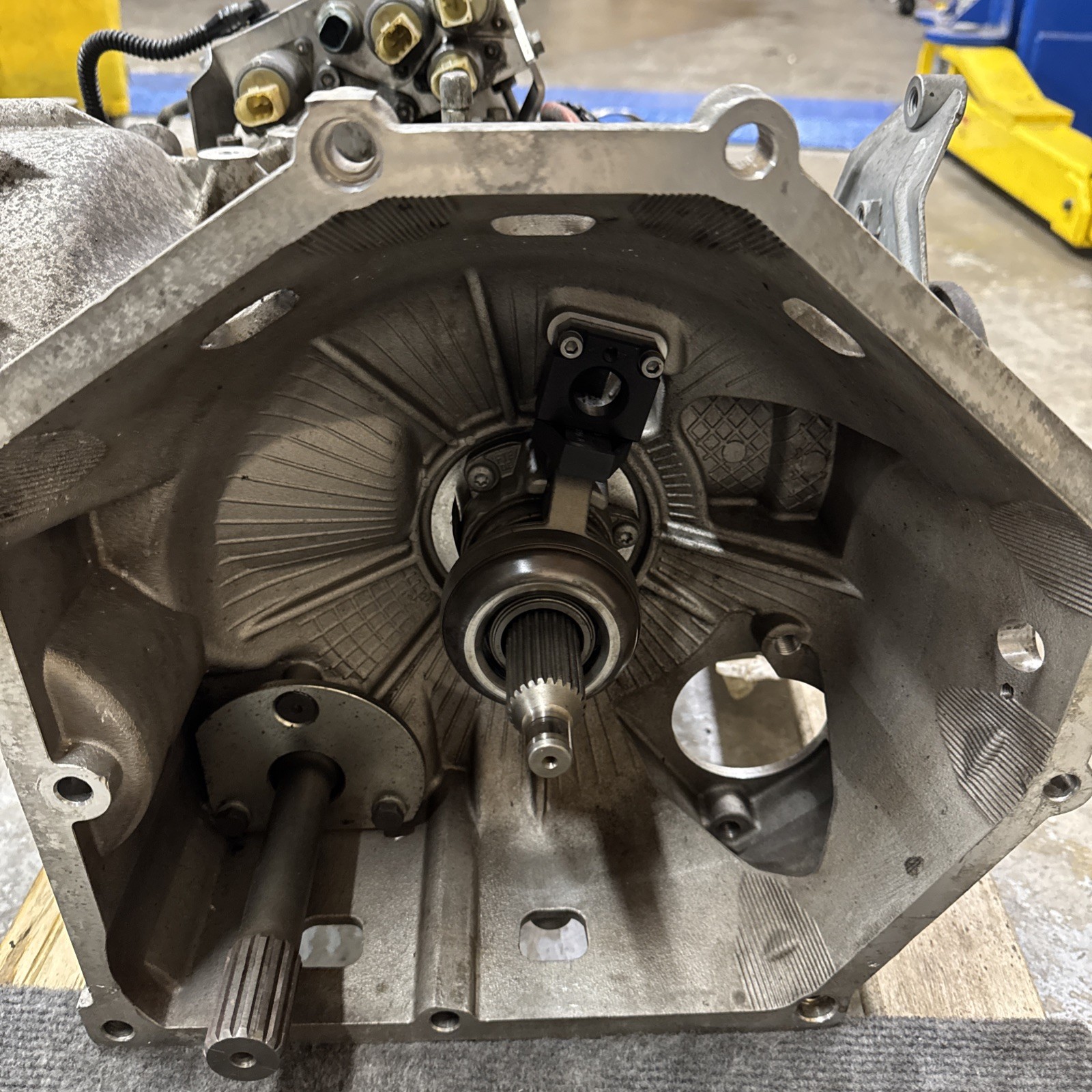 2010-2013 AUDI R8 AWD 4.2L SIX SPEED R TRONIC TRANSMISSION ASSEMBLY  Low miles.