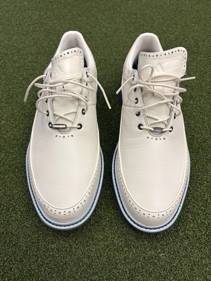 Zapatos de golf Adidas MC80 Oxford sin clavos para hombre (9,5, crema/azul marino) Foto 2 de 4