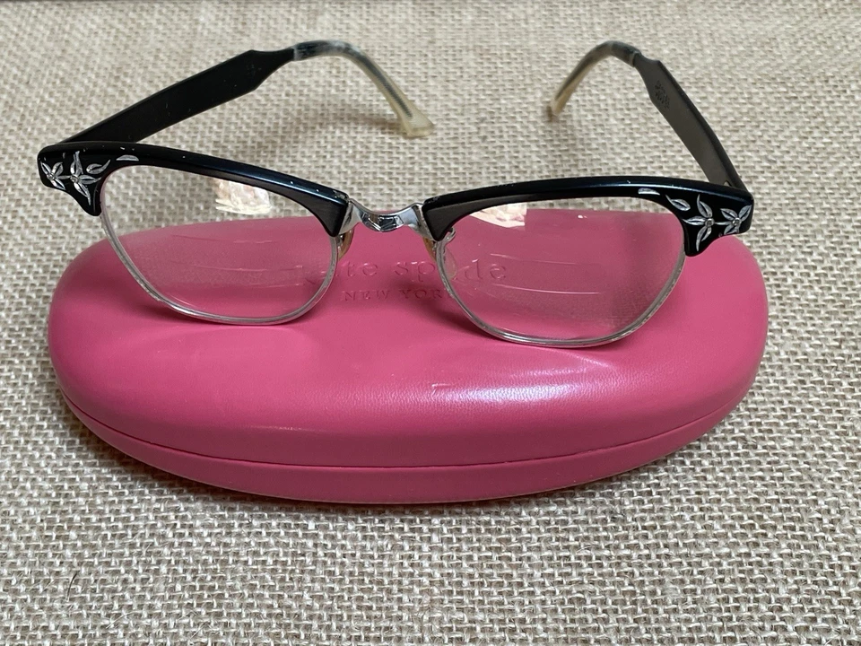 Anteojos vintage artesanales plateados grabados con estuche de gafas Kate Spade Foto 3 de 4