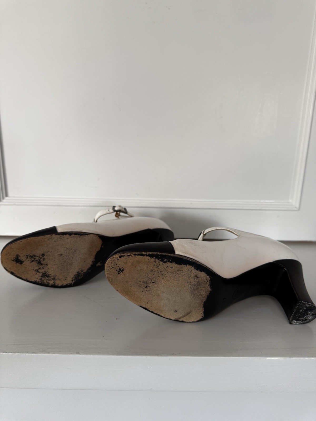 AUTH CHANEL 90’s VINTAGE CC LOGO  MaryJanes LEATHER SHOES Heels SIZE 37/7 Rare!! image 8