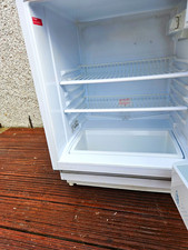 Indesit Undercounter Fridge fully integrated White Manual Defrost 1 Door 2 Shelf