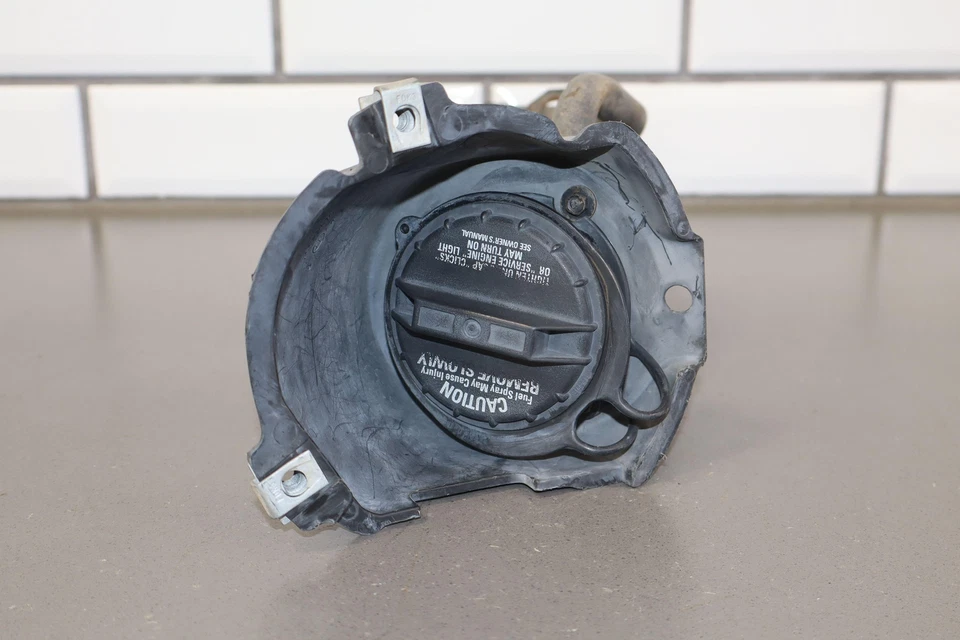 98-99 Chevy Suburban GMT400 OEM cuello de llenado de combustible (sección superior) Foto 2 de 4