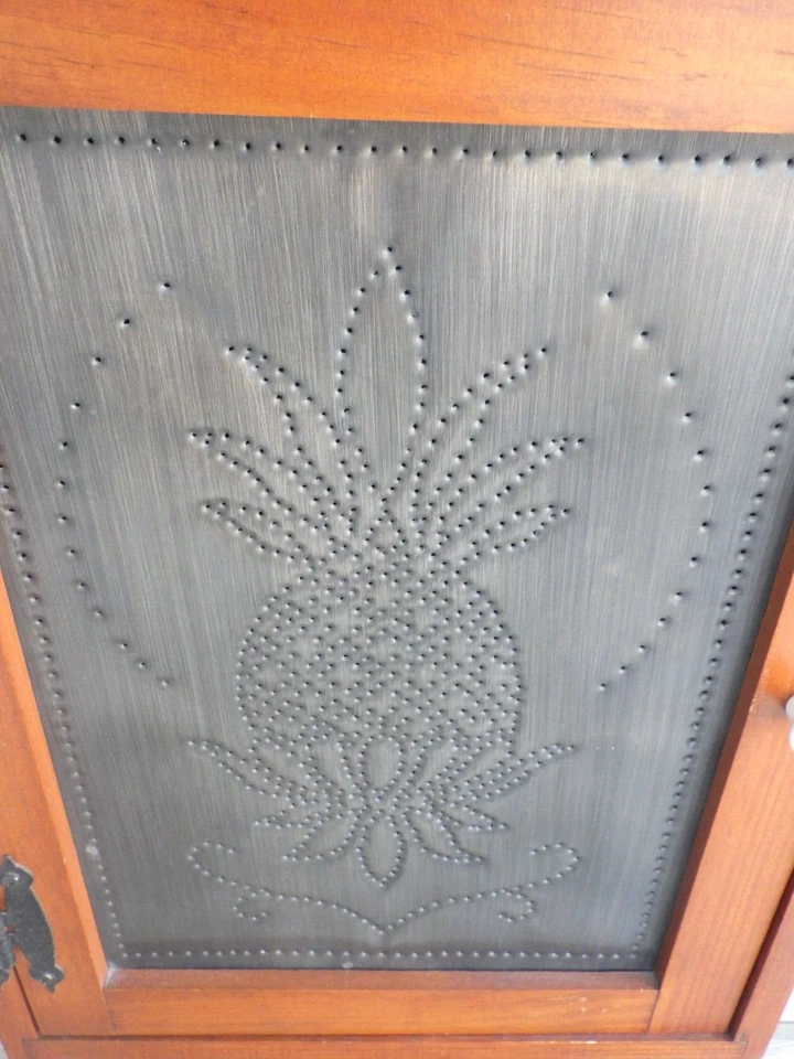 Armario de pared madera de caoba perforada estaño motivo piña decoración de granja Foto 4 de 4