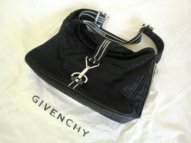 Givenchy 4G Logo Vintage Black Leather Shoulder Bag Authentic Stylish Crossbody image 4