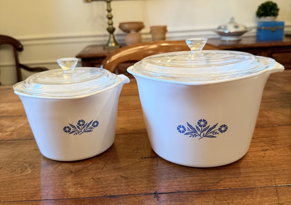 RARO Juego de 2 Salseras Corning War Cornflower 2 qt y 4 qt con Tapas. Estados Unidos. Foto 3 de 4