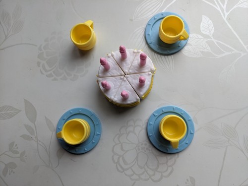Vaisselle Barbie et accessoires salon 1985 et chambre 1978 - Afbeelding 2 van 6