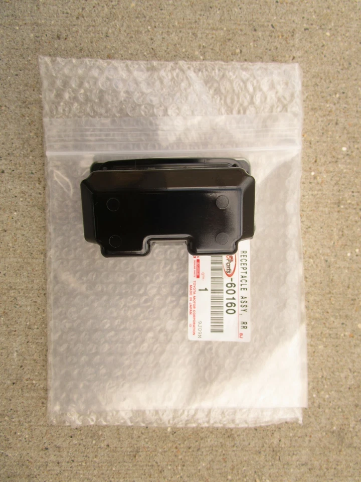 SE ADAPTA A: CENICERO PUERTA TRASERA IZQUIERDA TOYOTA LAND CRUISER 13 - 15 OEM PLATEADO NUEVO Foto 4 de 4