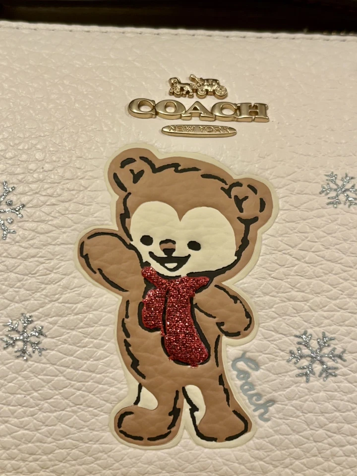 Muñequera/cartera Coach en caja con cremallera con motivo de copo de nieve de oso y dijes nueva Foto 2 de 4